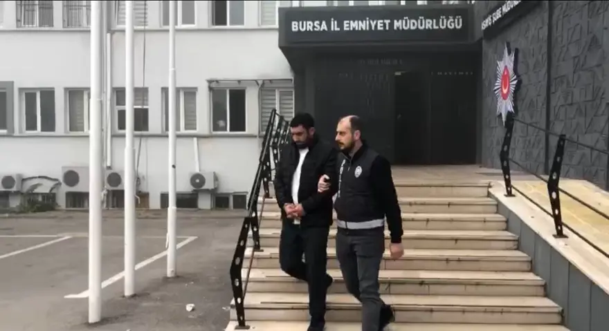 Bursa'da 15 yıl kesinleşmiş hapis cezasıyla aranan iki şüpheli yakalandı 4