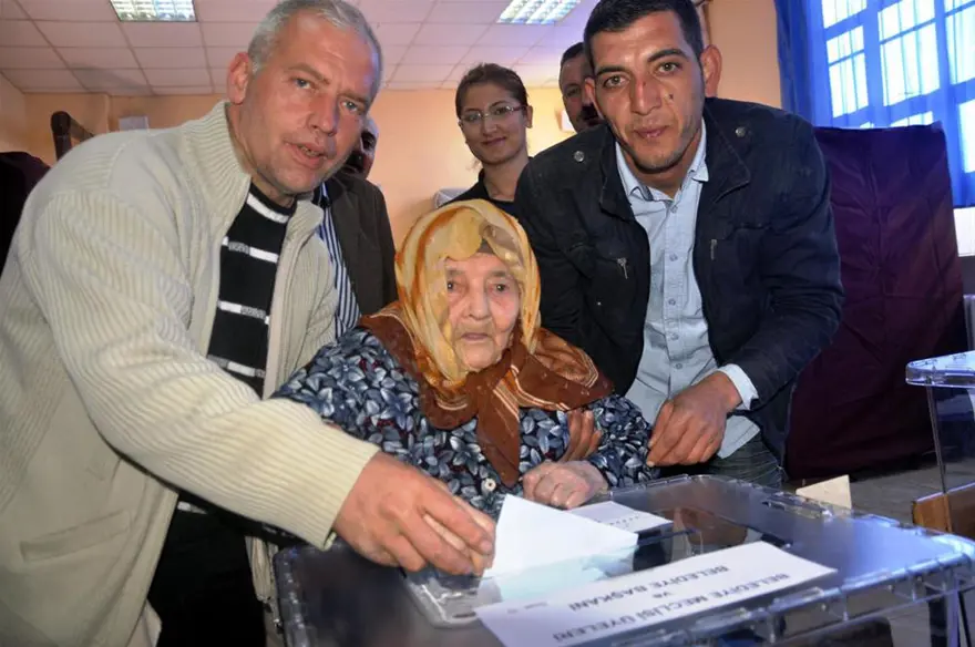 Son anda oy kullandı 16 Son anda oy kullandı 16