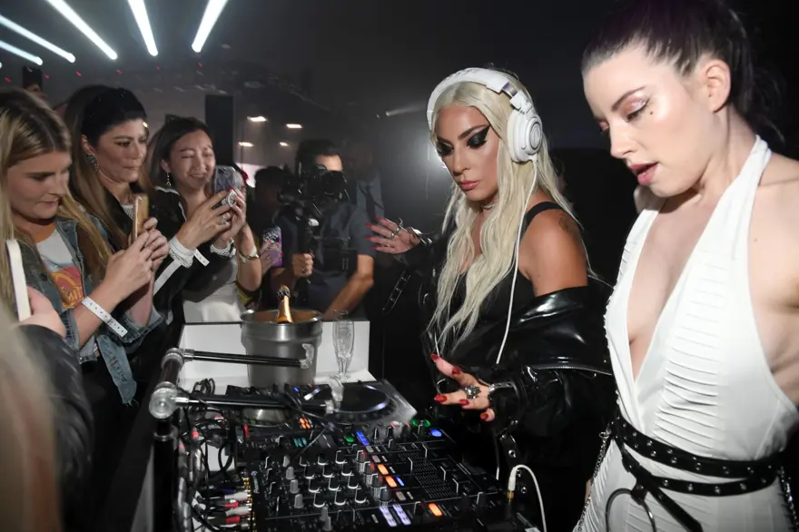 Lady Gaga: Kendime rağmen kendimi seviyorum 3