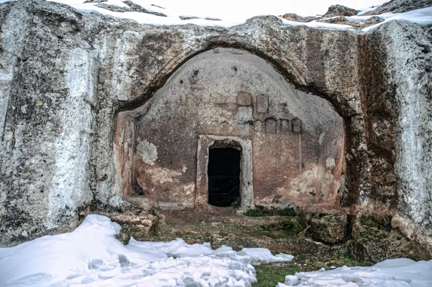 Hatay'da Gelinler Dağı Nekropol Alanı beyaza büründü 5