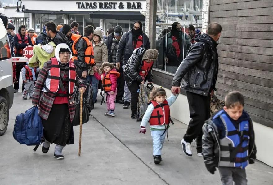 Yunanistan'a geçmeye çalışan 82 sığınmacı kurtarıldı 11
