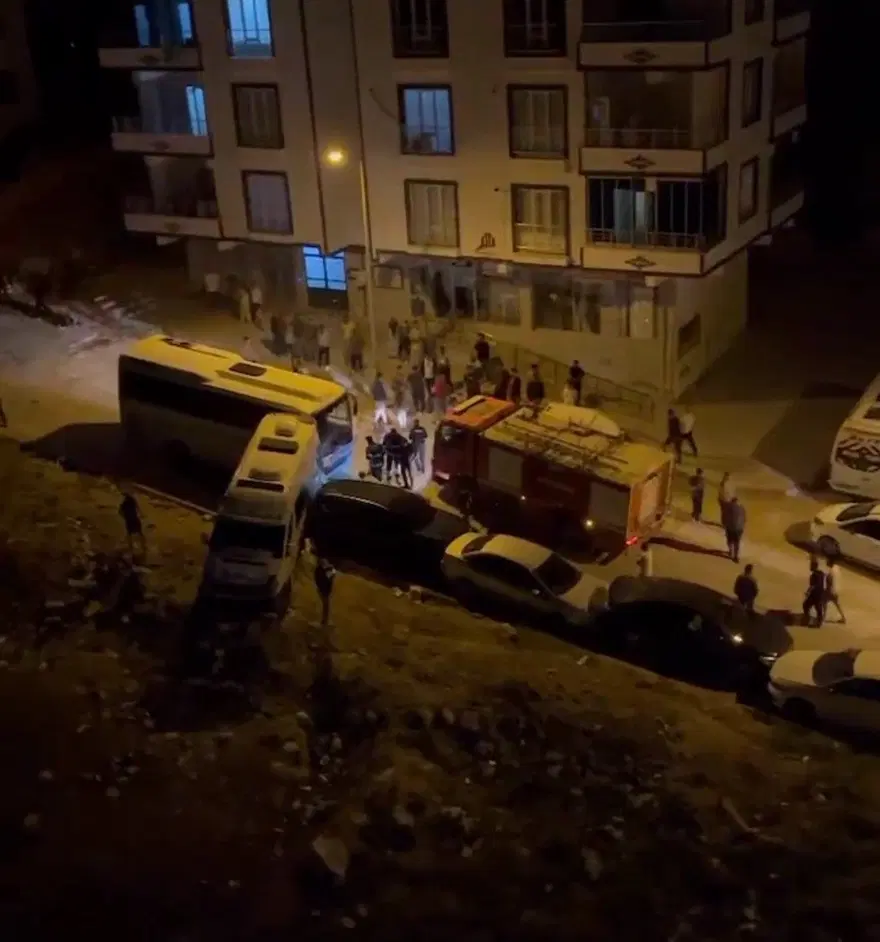 Yokuş aşağı kayan midibüs 9 aracı biçti 2