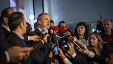 Bakan Akar'dan CHP, MHP ve İYİ Parti'ye Barış Pınarı Harekatı bilgilendirmesi
