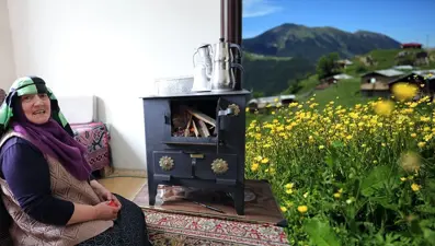 Ülke sıcaklarla kavrulurken, Karadeniz yaylalarında soba yakıyorlar