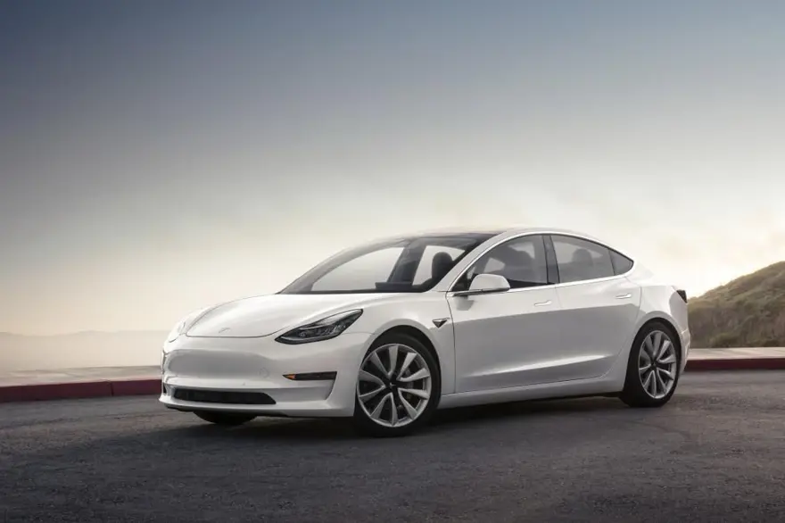 Tesla Model 3 ile Amerika'daki en hızlı yolculuğu yaptılar 9