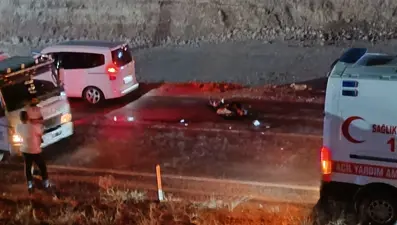 Hafif ticari araçla motosiklet çarpıştı: 1 ölü, 1 yaralı