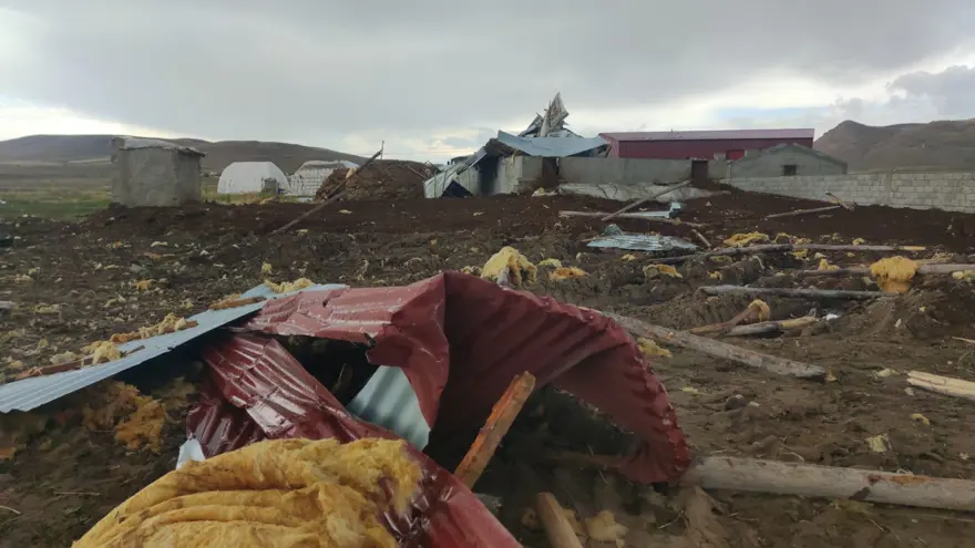 Hortum 4 ahırın çatısını uçurdu 4