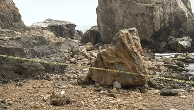 Amasra'da sağanak sonrası heyelan: Dev kaya parçaları büyük bir gürültüyle koptu