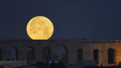 En uzun günün gecesinde kartpostallık dolunay manzarası