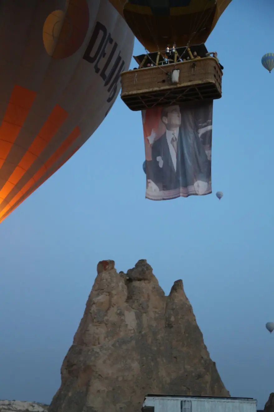 Kapadokya'da balonlar Türk bayrakları ve Atatürk posteri ile uçtu 3 Kapadokya'da balonlar Türk bayrakları ve Atatürk posteri ile uçtu 3