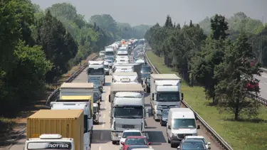 Kontrolden çıkan TIR trafiği felç etti: Uzun kuyruklar oluştu