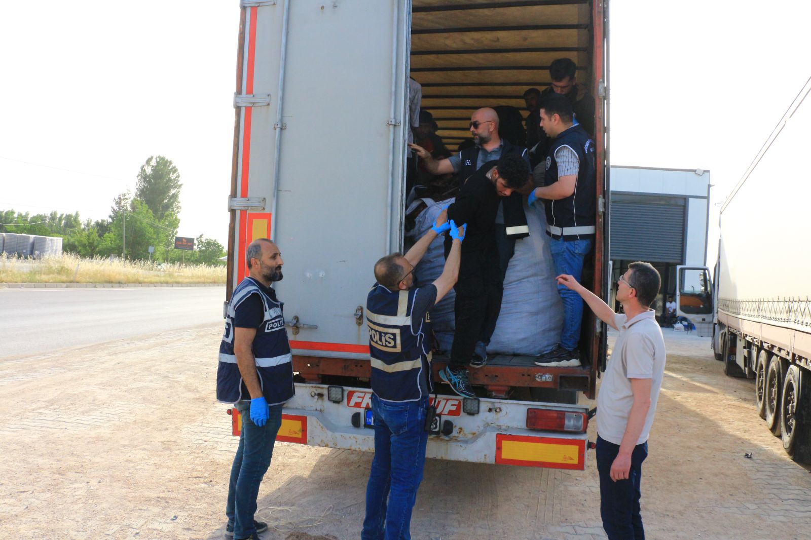 Durdurulan TIR'dan 17 kaçak göçmen çıktı