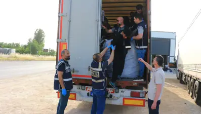 Durdurulan TIR'dan 17 kaçak göçmen çıktı