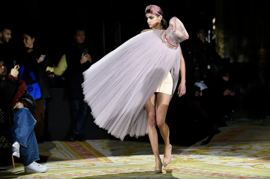 ELBİSELERİ GİYMEDİLER 1