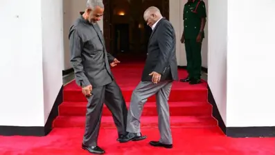 Corona virüse karşı "ayakla selamlaşma" önlemi