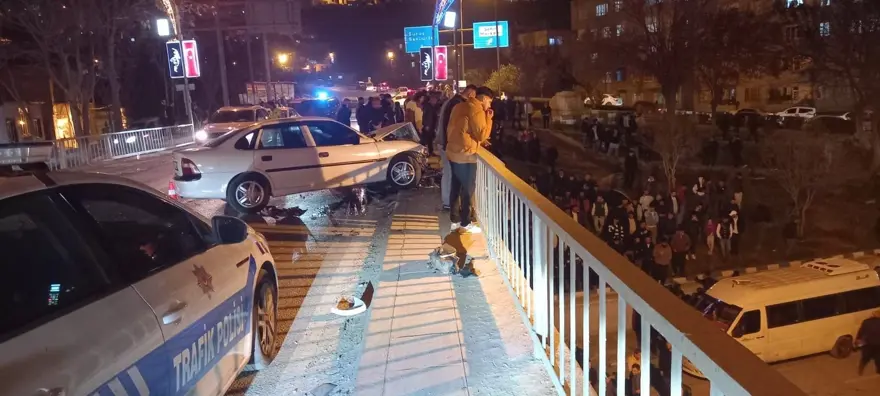 Freni boşalan kamyon dehşet saçtı: 3 kişi öldü, 22 kişi yaralandı 5