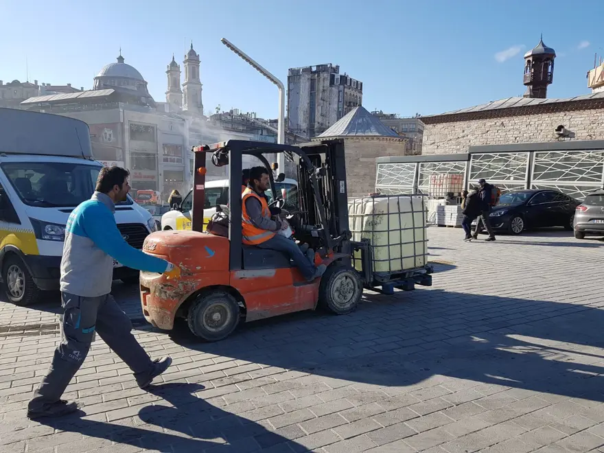 Bir yıl aradan sonra yeniden Taksim Meydanı'nda 9 Bir yıl aradan sonra yeniden Taksim Meydanı'nda 9