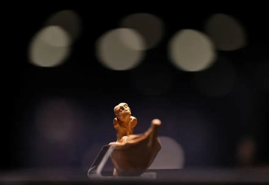 "Ölülerin kayıkçısı"nın heykelciği İzmir'de sergileniyor 1