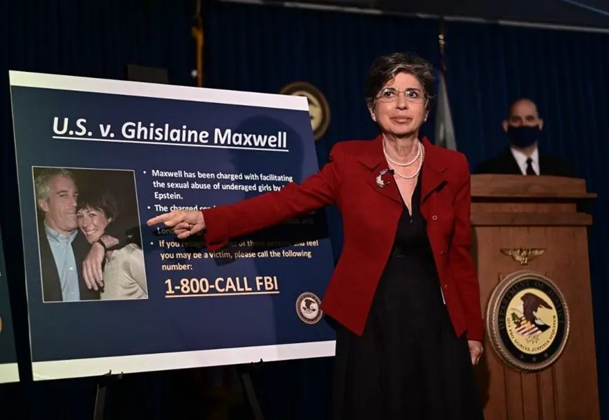 Ghislaine Maxwell'in pedofil milyarder Jeffrey Epstein hakkındaki ifadesine yönelik gizlilik kararı kaldırıldı 3