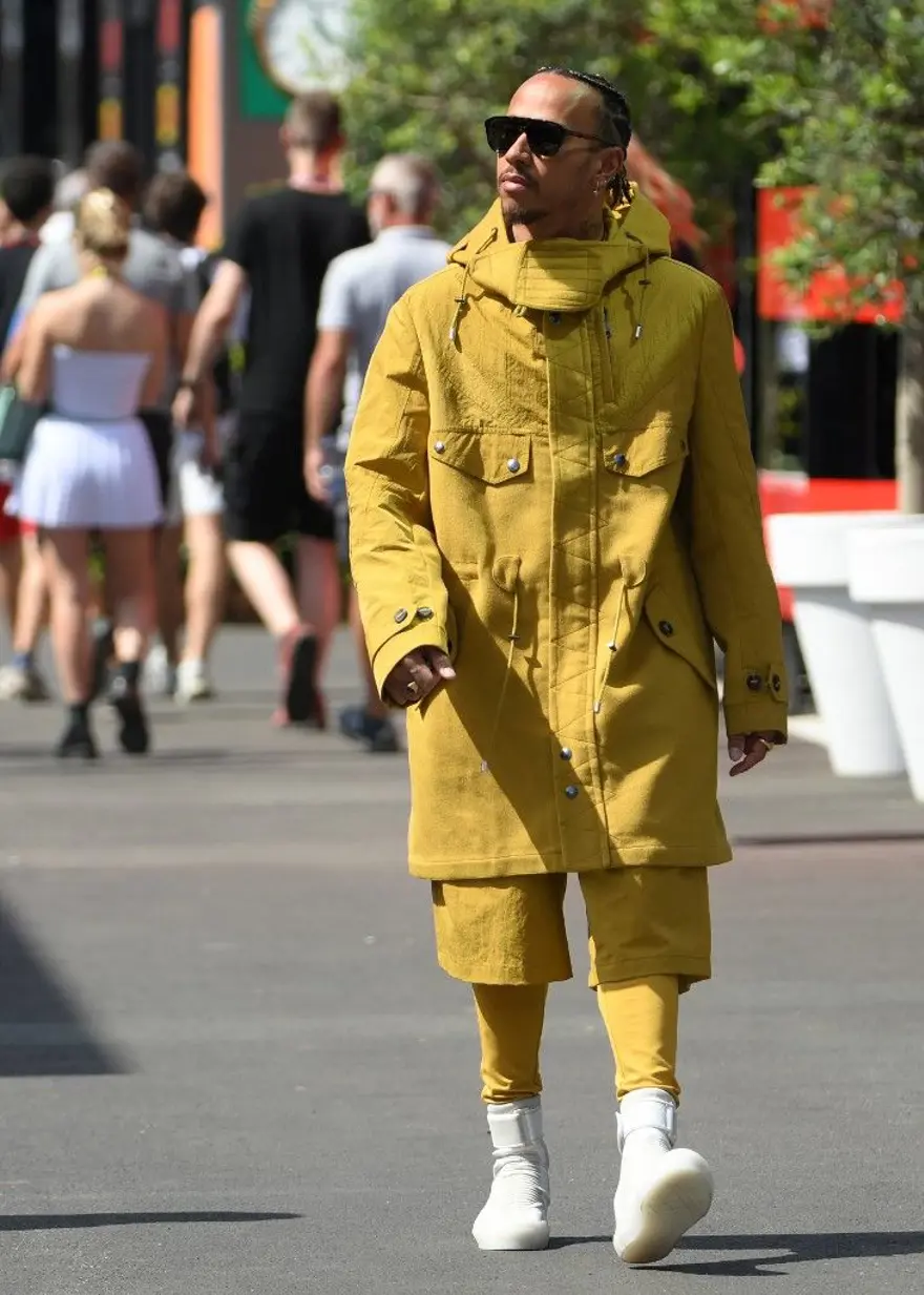 Formula 1 pistinden moda dünyasına: Valentino’nun yeni yüzü Lewis Hamilton 5