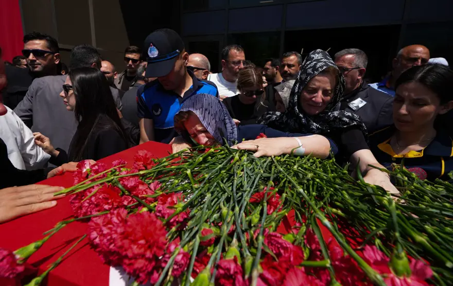 Manisa Ferdi Zeyrek'i uğurladı | Özgür Özel gözyaşlarını tutamadı: "Şimdiye kadarki konuşmalarımın en zoru..." 4