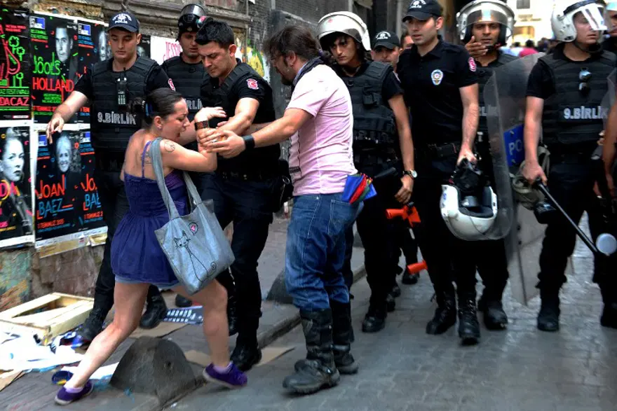 Taksim'deki LGBT Onur Yürüyüşü'ne polis müdahalesi 21