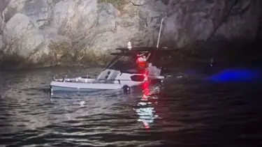 Kayalıklara çarpıp su alan teknedeki 4 kişi kurtarıldı