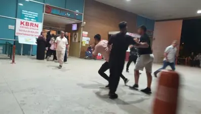 Birlikte hastaneye giden iki arkadaş kavga etti: Arbede yaşandı