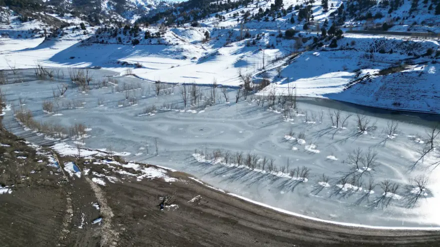 Buz tutan gölün yüzeyinde ilginç şekiller oluştu 1