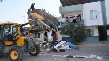 Görenlerin ağzı açık kaldı! Evinden tonlarca çöp çıktı, daha önce de şikayet edilmiş