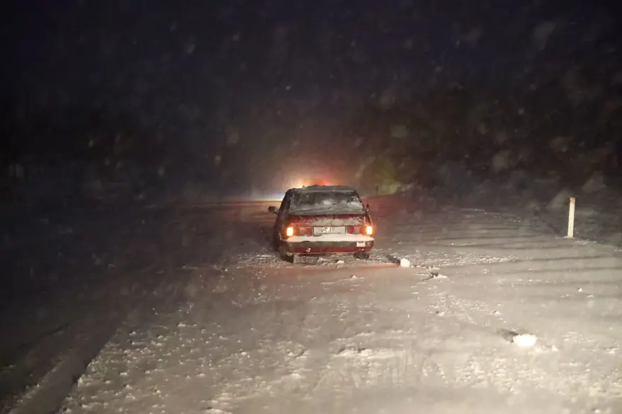 Kırklareli'nde kar yağışı etkisini arttırdı: Sınır kapısında ulaşım durma noktasında 10