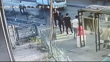 İstanbul'da otobüs durağında bıçaklı saldırgan paniği