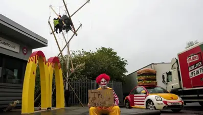 İngiltere'de hayvan hakları savunucuları ülkedeki 1300 McDonald's restoranına ürün dağıtımını engelledi