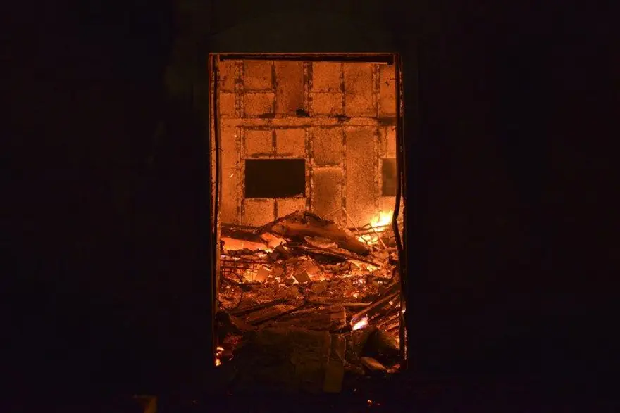 YÜZLERCE EV KÜL OLDU 12