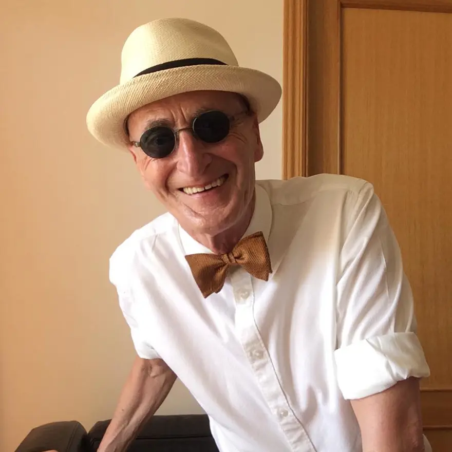 Tarzıyla gençlere taş çıkartıyor 14