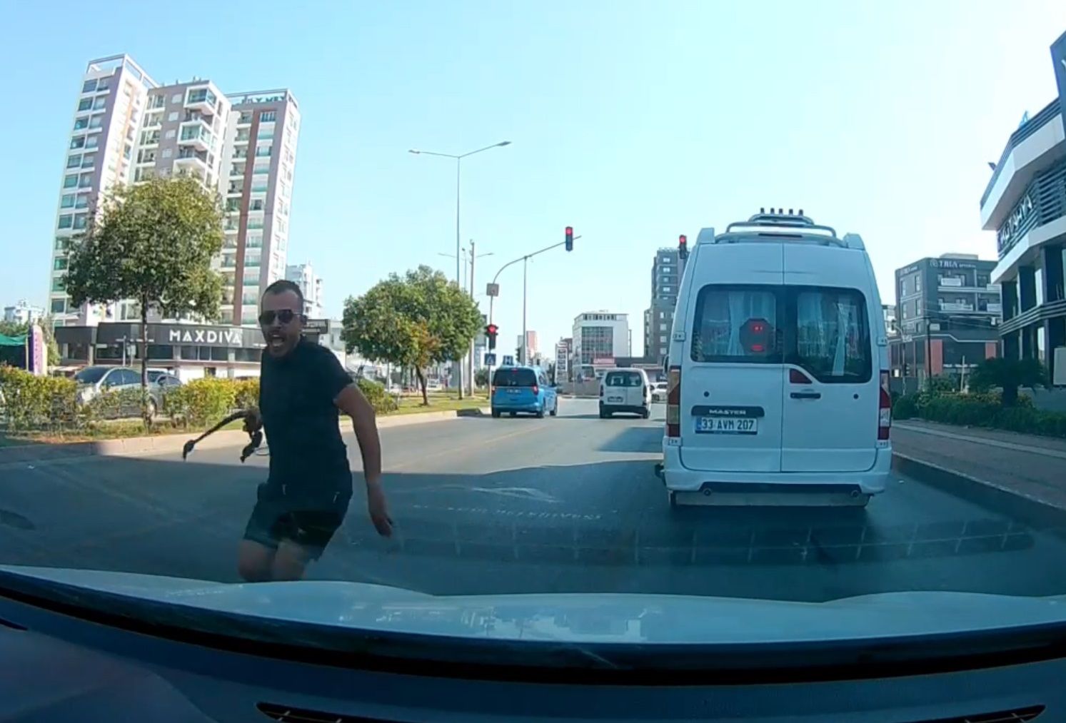 Trafiktehalatlı saldırı: Önünü kesti, tehditler savurdu