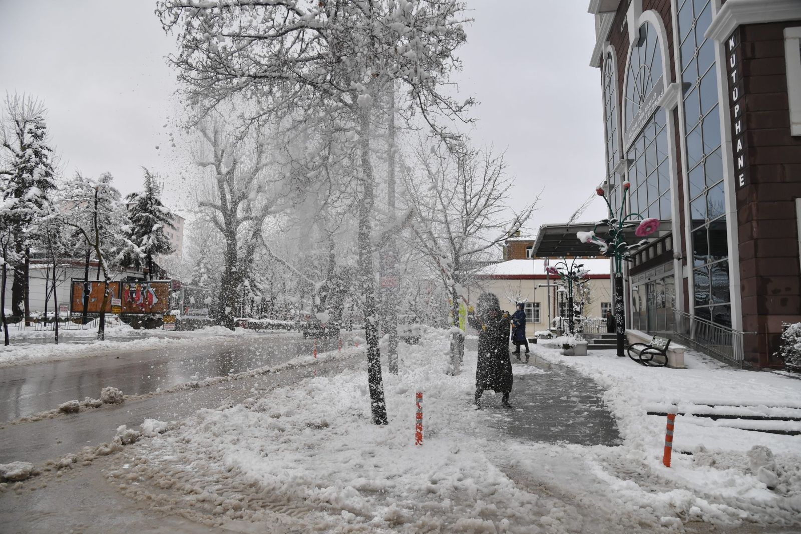 Isparta'da elektrik hatlarındaki arızaların giderilmesinin ardından uzaktan eğitim başladı
