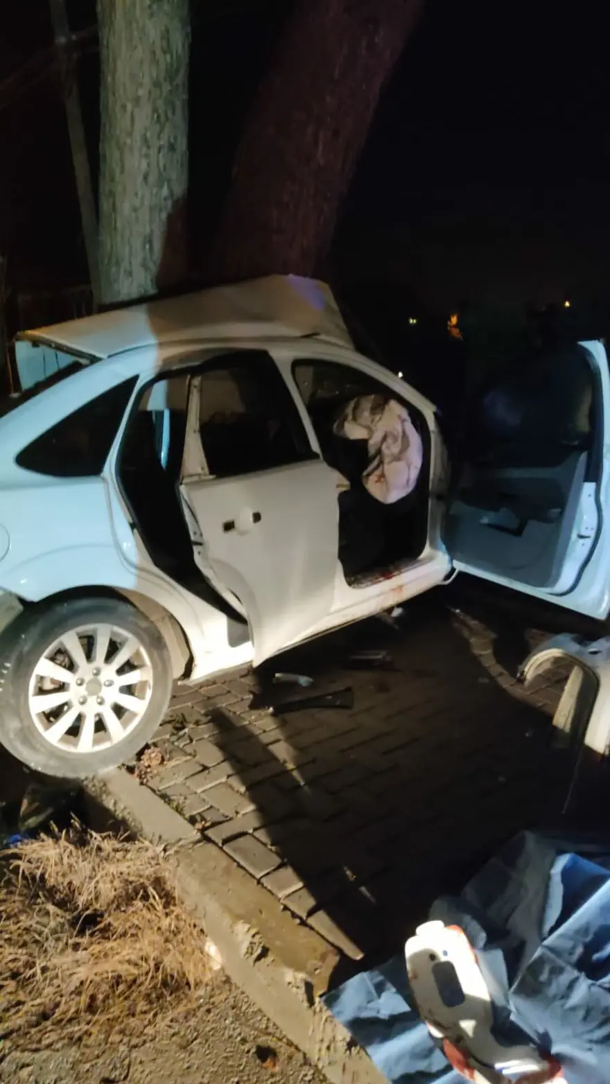 Urla'da feci kaza: Otomobil ikiye yarıldı, 2 kişi araçtan fırladı 5