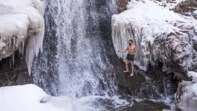 İskandinav ülkelerinde gördü, Susuz Şelalesi'nde buzlu suya girdi