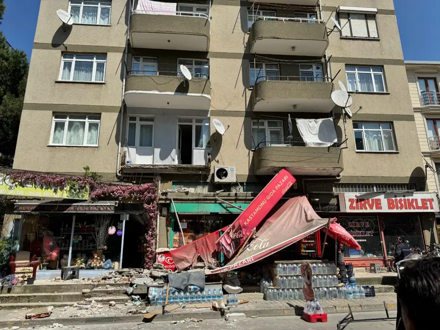 İstanbul'da 5 katlı binada balkon çöktü 1 İstanbul'da 5 katlı binada balkon çöktü 1