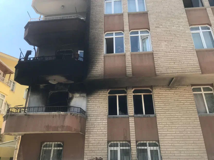 Ankara’da televizyon patladı, daire yandı (2 kişi hastaneyekaldırıldı) Ankara’da televizyon patladı, daire yandı (2 kişi hastaneyekaldırıldı)