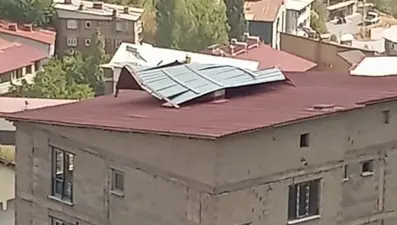 Meteoroloji uyarmıştı: Fırtına çatıları uçurdu