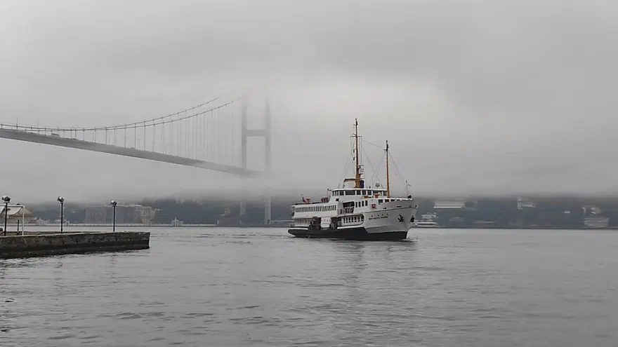 İstanbul Boğazı sis altında: Görüş mesafesi düştü 2 İstanbul Boğazı sis altında: Görüş mesafesi düştü 2