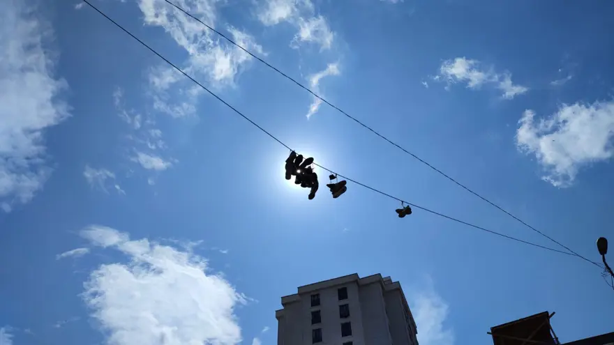 Tellere asılı ayakkabılar merak uyandırdı 1