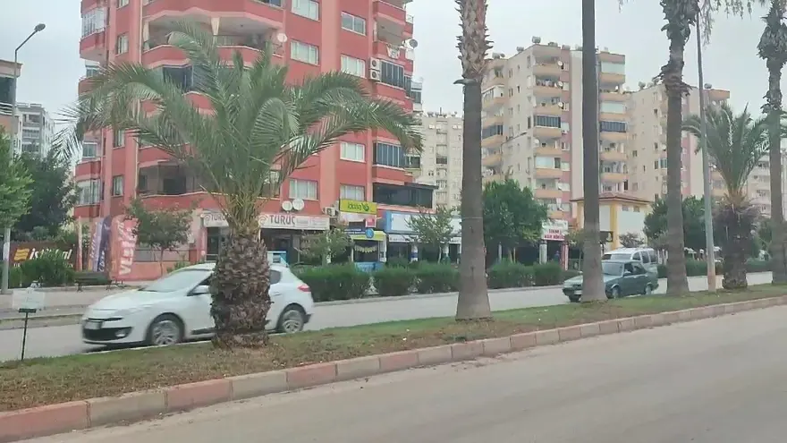 Adana’da art arda3 deprem: Vatandaşlar sokaklara döküldü, bazı binalarda çatlaklar var 