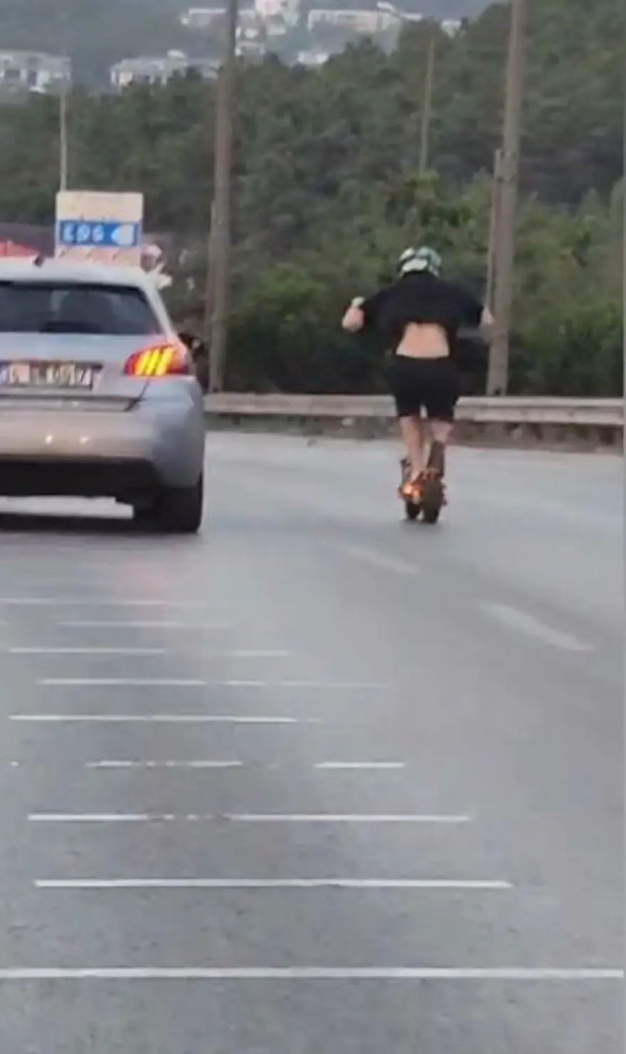 Otoyolda scooter ile tehlikeli yolculuk 2