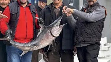 Karadeniz’den Erzincan’a gelen Kılıçbalığıyla poz verdiler