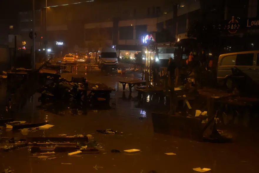 SARIYER'DE SEMT PAZARINI SU BASTI 15