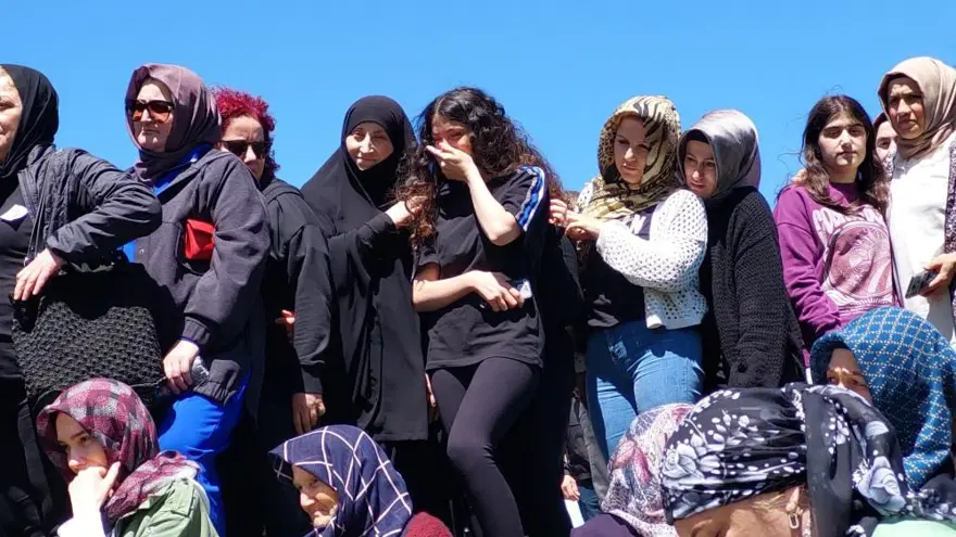 Saadet öğretmene gözyaşlarıyla veda 2 Saadet öğretmene gözyaşlarıyla veda 2