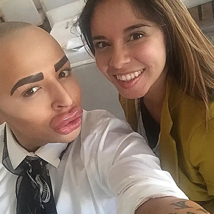 Kim Kardashian'a benzemek için servet harcadı 3